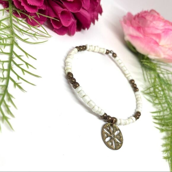 VINTAGE⚜️White Glass & Brass Beaded Bangle Charm Bracelet - Picture 4 of 5